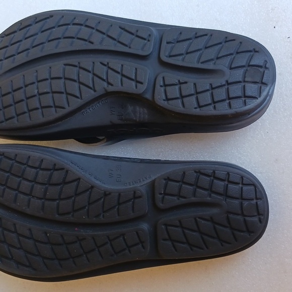 Oofos Mens Black and Silver Flip Flops Super Comfortable - Picture 4 of 5